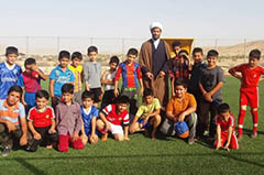 طلبه‌ بوشهری که با فوتبال تبلیغ می‌کند+ عکس