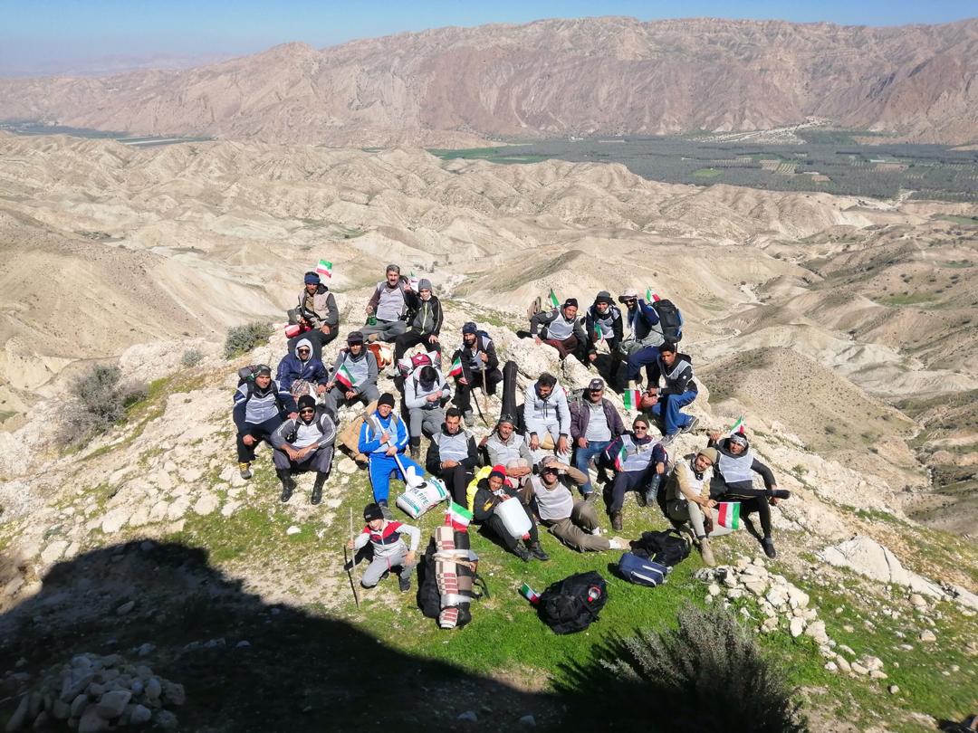 کوهنوردی گروهی از عشایر ایل قشقایی در کوهستان های طلحه